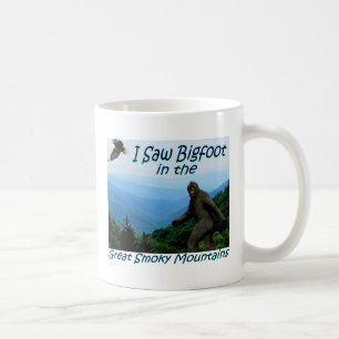 Eu vi Bigfoot. Grande caneca de café fumarento de