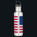 EUA Bandeira Patriótica Americana Strike Garrafa Á<br><div class="desc">O americano, Stars and Stripes, Glória Velha, faixa com Espingarda Estelar, bandeira dos EUA, azul vermelho branco, personalizado, monograma / iniciais, legal, na moda, leve, resistente a fissuras, à prova de derramares, garrafa de água de aço inoxidável, para mostrar seu orgulho, patriotismo, amor. Para personalizar, basta inserir seu nome /...</div>