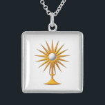 Eucaristia na colar do Monstrance<br><div class="desc">As características deste design "3-D" do olhar uma imagem do sacramento abençoado/Eucaristia santamente em um ouro coloriram o monstrance. Sinta livre mudar a cor do fundo através das ferramentas surpreendentes da personalização de Zazzle.</div>
