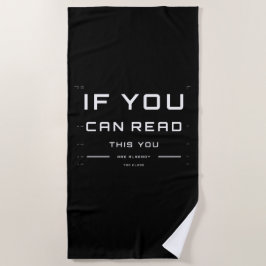 Exame de olho demasiado próximo na toalha de praia