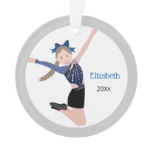 Executor da equipe de dança com ornamento de cabel