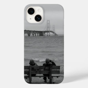 Exibindo iPhone em Escala de Cinza da Ponte Mackin