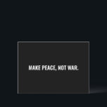 Faça a paz não seja um cartão preto branco minimal<br><div class="desc">Faça a paz não seja um texto preto e branco minimalista simples e ousado cartão de saudação do protesto anti-guerra. Também pode ser um pedido de desculpas/cartão de desculpa do excelente. Texto branco totalmente personalizável sobre fundo preto.</div>
