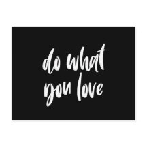 Faça o que você ama o cartão postal preto