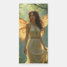 Fada em vestido branco na floresta