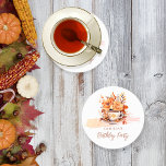 Fall Floral Cottage Core Teacup Birthday Tea Party<br><div class="desc">Mergulhe na elegância aconchegante do outono com nossa coleção de design do "Fall Floral Cottage Core Teacup Birthday Tea Party". Esta ilustração encantadora apresenta um delicado teacup branco adornada com um padrão de folha gracioso, graciosamente descansado sobre um disco correspondente. Ao redor desta peça central há um vibrante buquê de...</div>