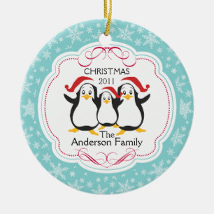 Família bonito dos pinguins dos enfeites de natal