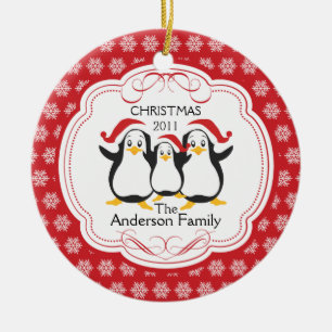 Família bonito dos pinguins dos enfeites de natal