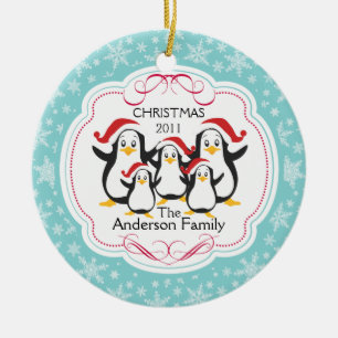 Família bonito dos pinguins dos enfeites de natal