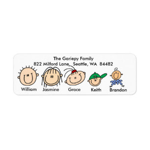 Família com três etiquetas de endereço dos miú