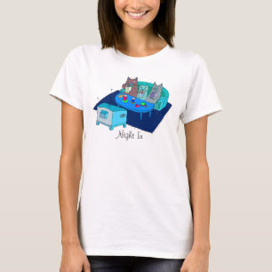 Família de gato que olha o t-shirt bonito da arte