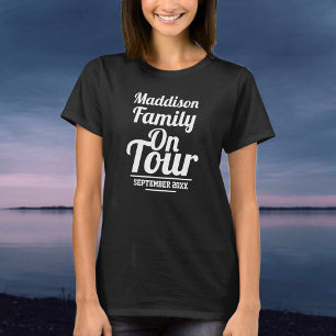 Família em camiseta de férias em turnê