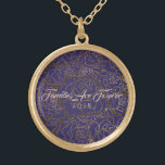 Famílias De Rosa E Roxo De Colar São Para Sempre<br><div class="desc">Colar mostrado em tom Dourado com um impressão de vários rosas de Taupe Ouro sobre um fundo violeta roxo e texto de "Famílias São para Sempre 2018" em roteiro de rico de Taupe. Personalize este colar com uma data especial ou/e escolha seu estilo ou cores de alteração. Ou comprar como...</div>