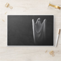 Fantasma branco assombrando com um fundo escuro