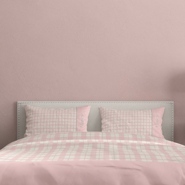 Farmhouse de nomes personalizados com Xadrez rosa  (Simple Pink Plaid Custom Name Farmhouse Duvet Cover)