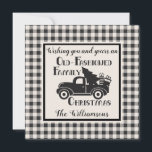 Farmhouse Rustic Old Fashione Christmas Card<br><div class="desc">Farmhouse Rustic Old Fashiated Christmas Card com um caminhão de fazenda vintage com carregando de árvore de Natal e presentes. O texto diz " Desejando a você e ao seu um Velho Natal Familiar Moçado" com seu nome. Você pode personalizar facilmente seu cartão de Natal usando a ferramenta design do...</div>