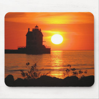 Farol no mousepad do por do sol
