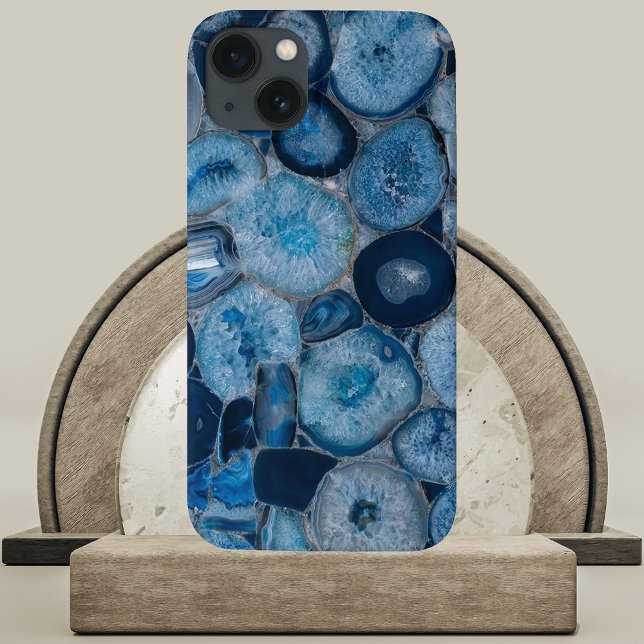Fatias de Geodo de Agato Azul (Blue Agate Geode Slices Phone Case on Marble and Wood Podium
)