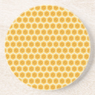 Favo de mel sobre porta-copos amarelo
