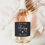 Favor de Festa de solteira do Sip Sip Hooray<br><div class="desc">Comece a festa com esses rótulos de vinho espumante. Design apresenta "sip sip hooray" junto com um coração e seu nome de evento em letras brancas em um fundo preto suave. Perfeito para festas de solteira,  garotas nos fins de semana e muito mais.</div>