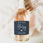 Favor de Festa de solteira do Sip Sip Hooray<br><div class="desc">Comece a festa com esses rótulos de vinho espumante. Design apresenta "sip sip hooray" junto com um coração e seu nome de evento em letras brancas em um fundo azul marinho. Perfeito para festas de solteira,  garotas nos fins de semana e muito mais.</div>