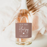Favor de Festa de solteira do Sip Sip Hooray<br><div class="desc">Comece a festa com esses rótulos de vinho espumante. Design apresenta "sip sip hooray" junto com um coração e seu nome de evento em letras brancas em um fundo de terracota terrestre. Perfeito para festas de solteira,  garotas nos fins de semana e muito mais.</div>