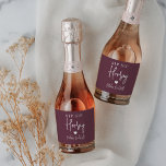 Favor de Festa de solteira do Sip Sip Hooray<br><div class="desc">Comece a festa com esses rótulos de vinho espumante. Design apresenta "sip sip hooray" junto com um coração e seu nome de evento em letras brancas em um fundo de vinho burgundy. Perfeito para festas de solteira,  garotas nos fins de semana e muito mais.</div>