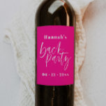 Favor do rótulo de vinho de Bachelorette Rosa Quen<br><div class="desc">Este é um favor ousado e moderno do rótulo de vinho festa de solteira, que apresenta uma bela fonte caligráfica e um fundo rosa quente. Todas as cores são editáveis. // Para designs correspondentes, procure "FALLON" na certeira loja Nicole Zazzle. * Se você gosta deste design, mas não o vê...</div>