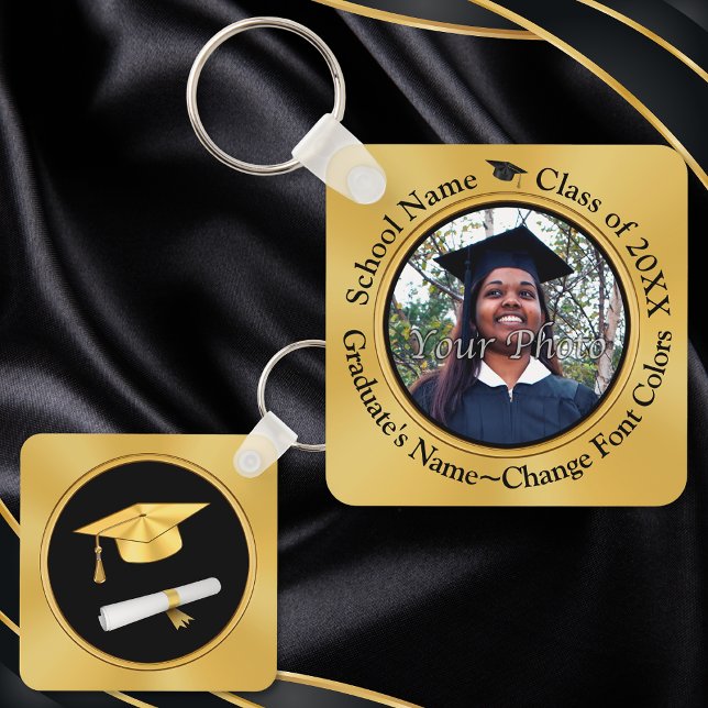Favoritos para festas para graduação. Chaveiros de (Graduation Party Favors. Personalised Graduation Keychains. Graduation party supplies. Black Gold.)