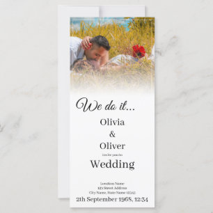 Fazemos isso. Beijar Casal em um campo