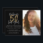 fazer Dourado 50 parece um bom convite de aniversá<br><div class="desc">Fazer 50 parece um bom convite de aniversário de fotos. Design de texto de script moderno monocromático e efeito ouro. Parte de uma coleção.</div>