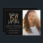 fazer Dourado 50 parece um bom convite de aniversá<br><div class="desc">Fazer 50 parece um bom convite de aniversário de fotos. Design de texto de script moderno monocromático e efeito ouro. Parte de uma coleção.</div>