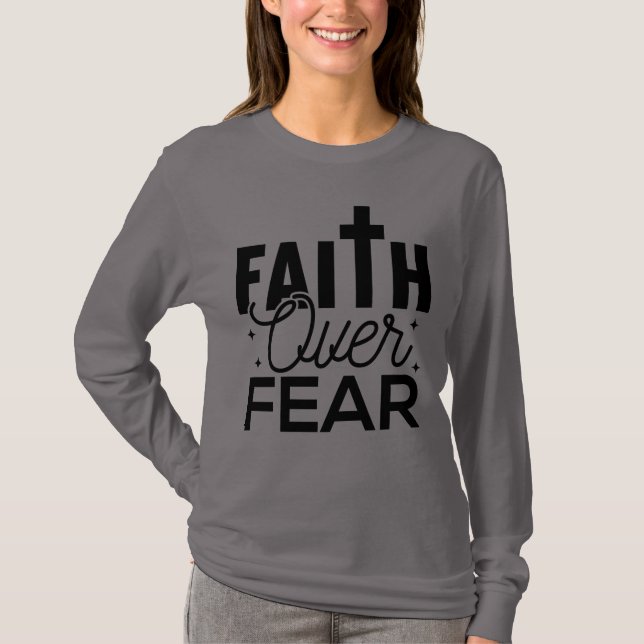 FÉ SOBRE MEDO Cinza com Camiseta Fofa Preta (Frente)