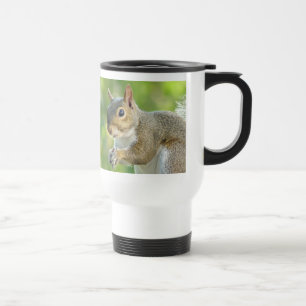 Feche acima da caneca de viagem do esquilo