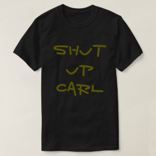Feche acima o t-shirt de Carl