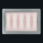 Fecho do Cinturão de Argyle Rosa Moderno do meio s<br><div class="desc">Este padrão de Meio século de cinta de árgila rosa moderna (grande impressão) apresenta um fundo cor-de-rosa de primeira-dama e um padrão de diamantes mod, translúcidos e esbranquiçados sobrepondo diamantes maiores, natas-vintage com cores douradas, espetos de idade espacial. Esse argumento minimalista inspirado e desconstruído é uma reviravolta simplista da era...</div>