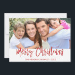 Feliz Cartão com fotos de Letras com Mão de Natal<br><div class="desc">Feliz Cartão com fotos de Manuscrito de Natal. A foto e o texto deste script de pincel com letra manual podem ser atualizados e personalizados com sua foto e seu nome de família. Este cartão apresenta também o nome da família e uma coroa de folha de ouro no verso do...</div>