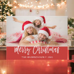 Feliz Cartão com fotos de Letras com Mão de Natal<br><div class="desc">Feliz Cartão com fotos de Manuscrito de Natal. A foto e o texto deste script de pincel com letra manual podem ser atualizados e personalizados com sua foto e seu nome de família. Este cartão apresenta também o nome da família e uma coroa de folha de ouro no verso do...</div>