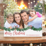 Feliz Cartão com fotos de Letras com Mão de Natal<br><div class="desc">Feliz Cartão com fotos de Manhã de Natal com Letra de Script Garland. A foto e o texto deste script de pincel com letra manual podem ser atualizados e personalizados com sua foto e seu nome de família.</div>