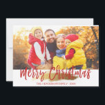 Feliz Cartão com fotos de Letras com Mão de Natal<br><div class="desc">Feliz Cartão com fotos de Folha de Ouro com Letra de Natal. A foto e o texto deste script de pincel com letra manual podem ser atualizados e personalizados com sua foto e seu nome de família. Este cartão apresenta também o nome da família e uma coroa de folha de...</div>