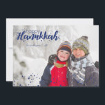 Feliz Cartão com fotos Feriado de Neve Hanukkah<br><div class="desc">Na moda e feliz Cartão com fotos de Férias Feliz de Hanukkah Snow Bubbles é perfeito para todos os seus amigos e família nesta temporada de férias. Personalize o texto com seu nome de família e o ano e troque a foto por uma foto de seus filhos, animais de estimação...</div>