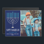 Feliz Cartão Magnético Azul de Foto da Família Han<br><div class="desc">Este cartão magnético feliz e giro Hanukkah apresenta uma bela menorah sobre um fundo azul com tipografia branca. Este belo cartão magnético de fotos judaicas apresenta fotos de seus filhos ao lado do nome da sua família.</div>