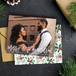 Feliz de orçamento e para casar com foto Holly Eng<br><div class="desc">** SATIN PAPER É PAPEL FINO. ATUALIZE O PAPEL PARA OBTER UM PAPEL DE PLACA MAIS ESPESADO. TEM UMA OPÇÃO PARA ENVELOPES. *** Economize dinheiro em convites com este convite menor que tem uma opção para envelopes. Envie um pouco de alegria de feriado e um anúncio de noivado com sua...</div>