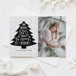 Feliz e Árvore de Natal Brilhante | Cartão com fot<br><div class="desc">Cartão com fotos moderno com caligrafia moderna e ilustração da árvore de Natal. Outras cores e itens correspondentes,  como cartões com fotos e rótulos,  estão disponíveis. "Que seus dias sejam felizes e brilhantes."</div>