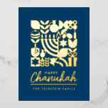 Feliz Hanukkah Chanukah Gold Foil Saudação Judaica<br><div class="desc">Feliz Hanukkah / Cartões de natal Geométricos Modernos de Chanukah em Real Foil Ouro no Marinho. Menorah, Dreidel, Rosquinhas, estrelas e azeite... Estão todos aqui. Símbolos judaicos de Hanukkah Espaço para adicionar seu texto personalizado na frente e ao contrário. Feliz desejo Hanukkah. Esta bela, bela, olha, é uma forma excelente...</div>