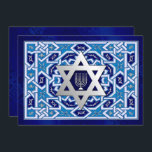 Feliz Hanukkah. Estrela de David e Cartões Menorah<br><div class="desc">Feliz Hanukkah. Elegante Silver Foil Star de David e Menorah design Hanukkah Cartões de Saudação Flat / Convites de Celebração Chanucá com nomes e texto personalizados. Cartões e presentes disponíveis na Categoria Feriados Judeus / Hanukkah da nossa loja.</div>