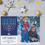 Feliz Hanukkah Família Foto Blue Menorah Card<br><div class="desc">Este cartão feliz e giro Hanukkah apresenta uma bela menorah em um fundo azul. Este belo cartão de feriado judeu apresenta sua própria fotografia ao lado do nome da sua família.</div>