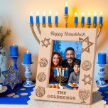 Feliz Hanukkah Menorah, Dreidel, Nome Personalizad<br><div class="desc">Celebrar o Festival das Luzes com este belo quadro de madeira gravado a laser, projetado para honrar a alegria e tradições de Chanucá! Com a frase "Feliz Chanucá" no topo, esta moldura é adorada com símbolos significativos, incluindo uma menorah, sonhos, Gelt, e a Estrela de David, trazendo um toque quente...</div>