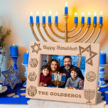 Feliz Hanukkah Menorah, Dreidel, Nome Personalizad<br><div class="desc">Celebrar o Festival das Luzes com este belo quadro de madeira gravado a laser, projetado para honrar a alegria e tradições de Chanucá! Com a frase "Feliz Chanucá" no topo, esta moldura é adorada com símbolos significativos, incluindo uma menorah, sonhos, Gelt, e a Estrela de David, trazendo um toque quente...</div>
