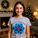 Feliz Hanukkah T-Shirt<br><div class="desc">Feliz Hanukkah em tons de azul com menorah branca e a estrela de David em um fundo. Excelente como presente. Desejo-te um Hanukkah feliz!</div>
